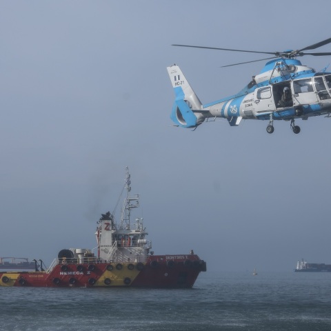 Άνδρες της Μονάδας Υποβρυχίων Αποστολών του Λιμενικού πραγματοποίησαν στη Θεσσαλονίκη επίδειξη ανακατάληψης πλοίου, το οποίο έχει δεχθεί τρομοκρατική επίθεση