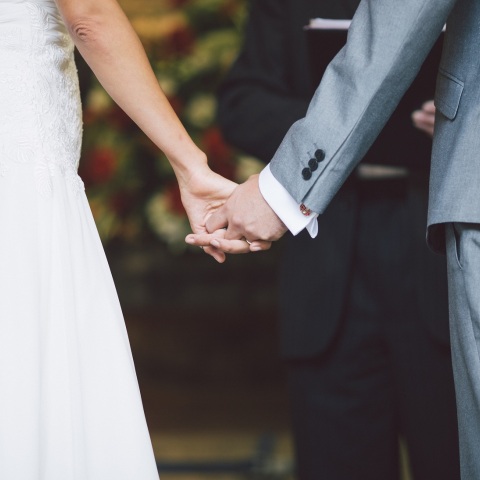 Πανικός σε γαμήλια τελετή στην Πάτρα: Ο αδελφός του γαμπρού είχε κορωνοϊό και χόρευε χωρίς μάσκα αγκαλιαασμένος με τους καλεσμένους