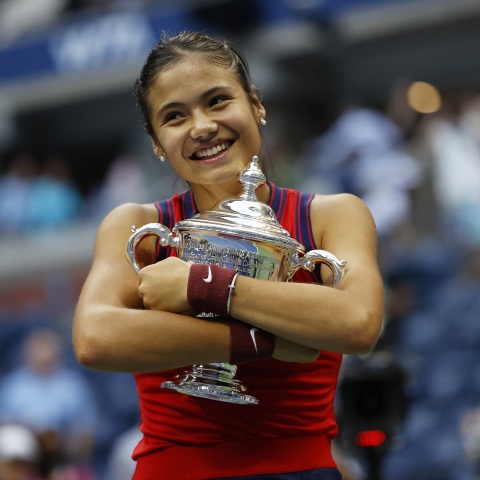 Η 18χρονη Έμα Ραντουκάνου επικράτησε με 6-4, 6-3 της 19χρονης Λέιλα Φερνάντεζ στον τελικό και κατέκτησε το US Open