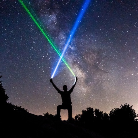 Φιγούρα άνδρα σε δάσος με αστέρια τη νύχτα