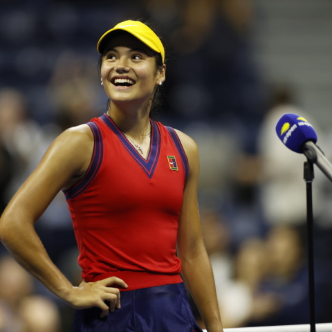 Η Έμμα Ραντουκάνου σε ηλικία 18 ετών κατέκτησε το US Open και έγινε η πρώτη αθλήτρια που φτάνει στον τίτλο προερχόμενη από τα προκριματικά