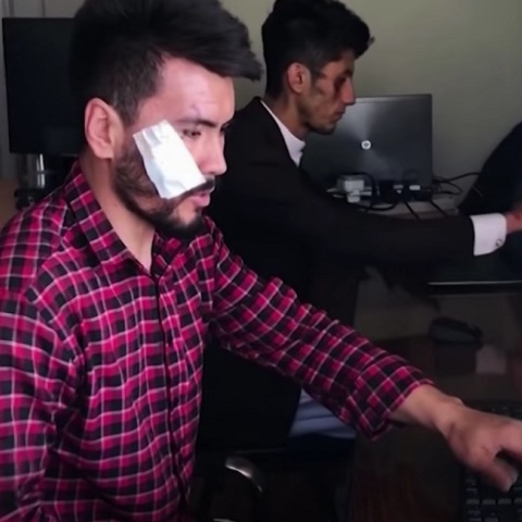 Οι δύο Αφγανοί δημοσιογράφοι που ξυλοκοπήθηκαν από τους Ταλιμπάν.