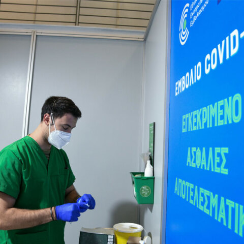 Υγειονομικός ετοιμάζει εμβόλιο για τον κορωνοϊό (ΦΩΤΟ ΑΡΧΕΙΟΥ)