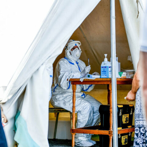 Υγειονομικός διενεργεί rapid test για Covid-19 (ΦΩΤΟ ΑΡΧΕΙΟΥ) - Τα κρούσματα σήμερα Δευτέρα 13 Σεπτεμβρίου 2021 και πού εντοπίζονται, ανακοίνωσε ο ΕΟΔΥ