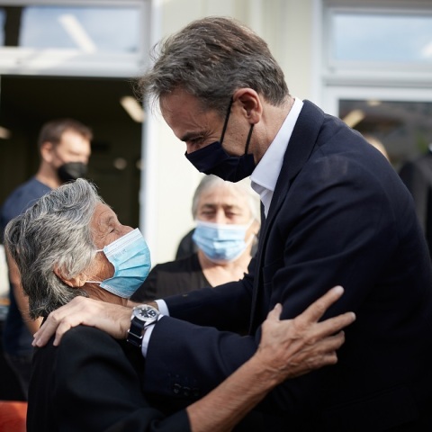 Ο πρωθυπουργός Κυριάκος Μητσοτάκης κατά τη διάρκεια της επίσκεψης του σε σχολείο του Τυρνάβου