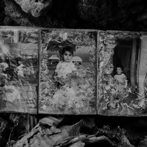 Φωτογραφία παιδιών από συντρίμμια μετά από επίθεση Ισλαμιστών