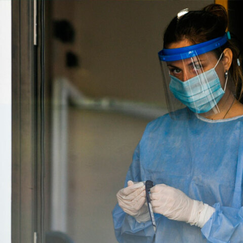 Υγειονομικός του ΕΟΔΥ ετοιμάζει δωρεάν rapid test για κορωνοϊό (ΦΩΤΟ ΑΡΧΕΙΟΥ) - Σε 151 σημεία τα κινητά κλιμάκια αύριο Τρίτη 14 Σεπτεμβρίου 2021