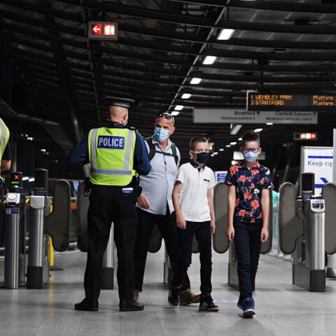 Αστυνομικοί στη Βρετανία σε έλεγχο των μέτρων για τη μετακίνηση με Μέσα Μαζικής Μεταφοράς (ΦΩΤΟ ΑΡΧΕΙΟΥ) - Ύστατη λύση το νέο lockdown στο Ηνωμένο Βασίλειο