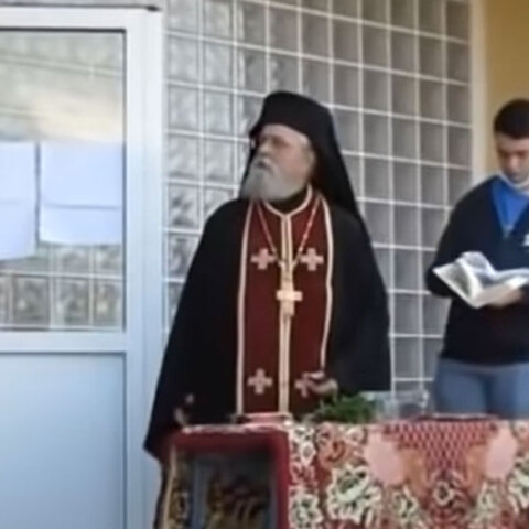 Ο αρχιμανδρίτης στο Αμύνταιο που αρνήθηκε να φορέσει μάσκα για τον κορωνοϊό, ενώ βρισκόταν σε εξέλιξη ο αγιασμός