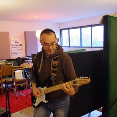 Ο Γιώργος Κυριαζής παίζει ηλεκτρική κιθάρα