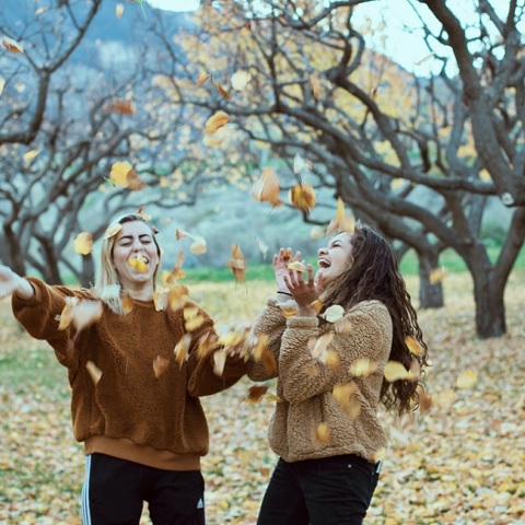 Δυο κορίτσια σε ένα δάσος