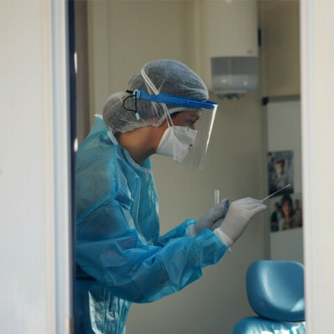 Υγειονομικός διενεργεί rapid test για κορωνοϊό (ΦΩΤΟ ΑΡΧΕΙΟΥ) - 2.919 κρούσματα σήμερα Τρίτη 14 Σεπτεμβρίου 2021 ανακοίνωσε ο ΕΟΔΥ, δίνοντας στη δημοσιότητα τους πίνακες με την κατανομή