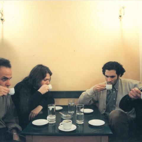 Ο Μάνος Πυροβολάκης και το συγκρότημα Κινούμενα Σχέδια πίνουν καφέ