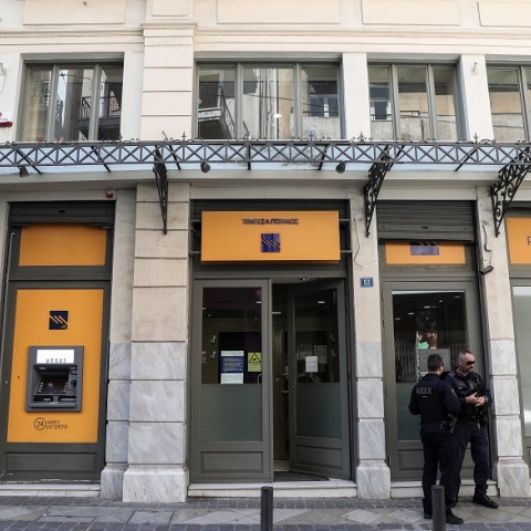 Ληστεία σε υποκατάστημα τράπεζας, στην οδό Μητροπόλεως 53, στην Αθήνα 