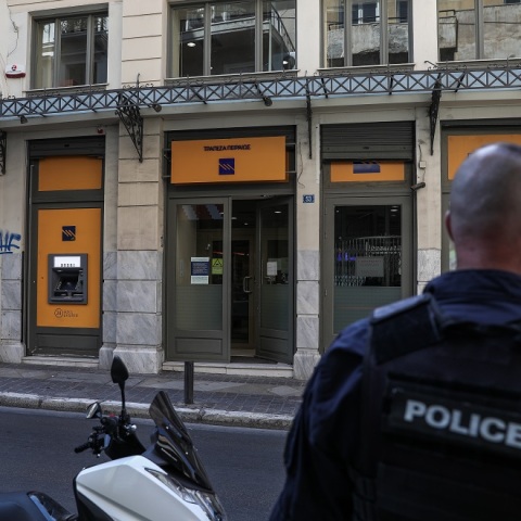 ΕΝΟΠΛΗ ΛΗΣΤΕΙΑ ΣΕ ΥΠΟΚΑΤΑΣΤΗΜΑ ΤΡΑΠΕΖΑΣ ΣΤΗΝ ΟΔΟ ΜΗΤΡΟΠΟΛΕΩΣ