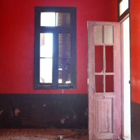 Φωτογραφία στο εξώφυλλο της συλλογής «Ποιήματα» του Ηλία Ευθυμιόπουλου (εκδ. ATHENS VOICE BOOKS)