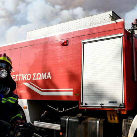 Πυροσβέστης δίπλα σε πυροσβεστικό (ΦΩΤΟ ΑΡΧΕΙΟΥ) - Ξέσπασε φωτιά στην Πάρνηθα, στις Αχαρνές