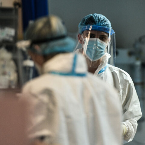 Νοσηλευτές σε ΜΕΘ για κορωνοϊό (ΦΩΤΟ ΑΡΧΕΙΟΥ) - Τα κρούσματα σήμερα Τετάρτη 15 Σεπτεμβρίου 2021 ανακοίνωσε ο ΕΟΔΥ