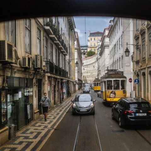 Αυτοκίνητα και συρμοί του Τραμ στη Λισαβόνα (ΦΩΤΟ ΑΡΧΕΙΟΥ) - Η Πορτογαλία έχει εμβολιάσει πλήρως για κορωνοϊό το 80% του πληθυσμού της