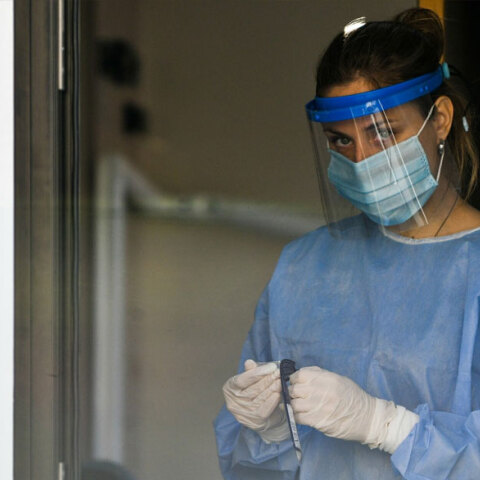 Υγειονομικός ετοιμάζει self test για κορωνοϊό (ΦΩΤΟ ΑΡΧΕΙΟΥ) - Σε 147 σημεία τα κινητά κλιμάκια του ΕΟΔΥ αύριο Πέμπτη 16 Σεπτεμβρίου 2021