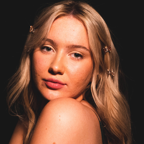 Κοπέλα με ακμή στο πρόσωπο