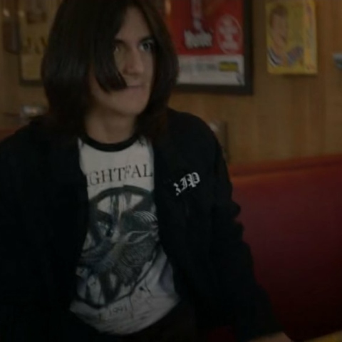 Ο χαρακτήρας Fiddler στην τηλεοπτική σειρά Stargirl με μπλουζάκι Nightfall