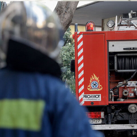 Πυροσβέστης δίπλα σε πυροσβεστικό όχημα (ΦΩΤΟ ΑΡΧΕΙΟΥ) - Νεκρή γυναίκα στον Άγιο Δημήτριο μέσα σε διαμέρισμα όπου νωρίτερα εκδηλώθηκε φωτιά