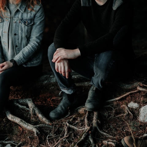 Άντρας και γυναίκα καθιστοί