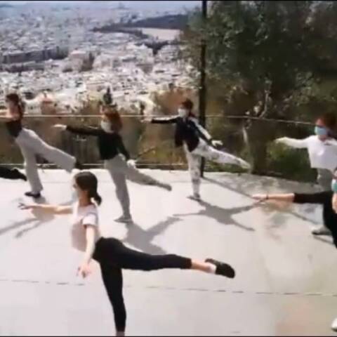 Μάθημα μπαλέτου στην Μπάρα της Πράσινης Τέντας στον Λυκαβηττό
