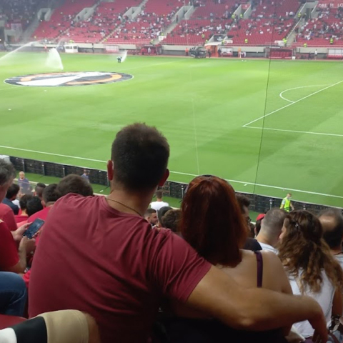 Καταγραφή: Στο γήπεδο «Καραϊσκάκης» για τον αγώνα του Ολυμπιακού, όπου είχαν πρόσβαση μόνο εμβολιασμένοι θεατές