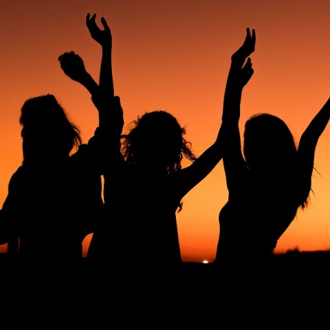 Οι σιλουέτες τριών κοριτσιών