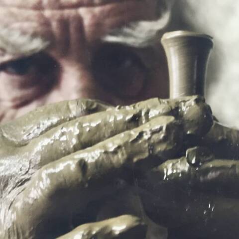 Ο Ανδρέας Μάκαρης, αγγειοπλάστης κεραμίστας, στο Εργαστήριο Κεραμικής Τέχνης Choma kai Nero (Earth and Water) στη Σαντορίνη