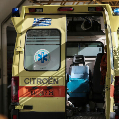 Ασθενοφόρο ΕΚΑΒ (ΦΩΤΟ ΑΡΧΕΙΟΥ) - Δύο νεκροί σε τροχαίο δυστύχημα στο Καματερό