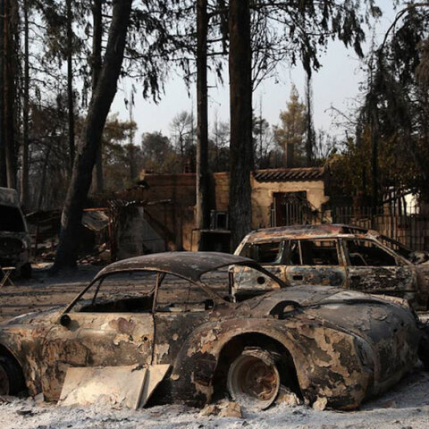 Καμένα αυτοκίνητα στη Βαρυπόμπη μετά τις πυρκαγιές τον Αύγουστο (ΦΩΤΟ ΑΡΧΕΙΟΥ)