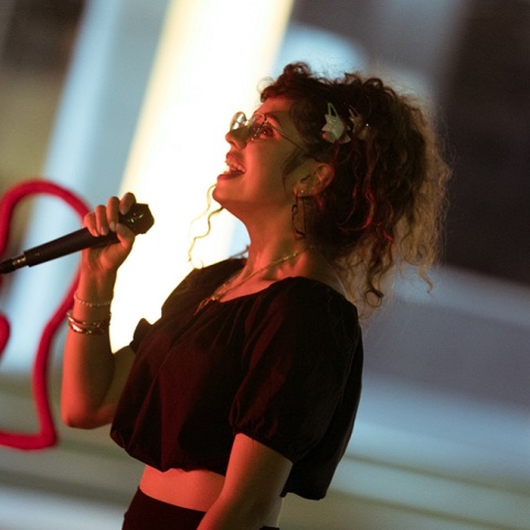 Η Νεφέλη Meg κατά τη διάρκεια μιας παράστασης stand-up.