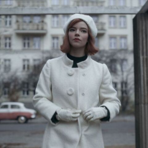 Η ηθοποιός Άνια Τέιλορ-Τζόι ως Μπεθ στο «Γκαμπί της Βασίλισσας»