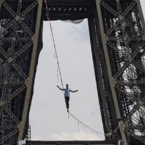 Νατάν Πολέν περπάτησε σε τεντωμένο σχοινί από τον Πύργο του Άιφελ στην απέναντι όχθη του Σηκουάνα