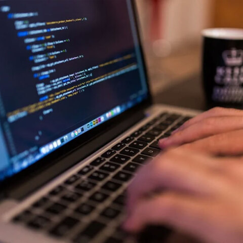 Χρήστης πληκτρολογεί σε υπολογιστή (ΦΩΤΟ ΑΡΧΕΙΟΥ)