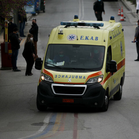 Ασθενοφόρο του ΕΚΑΒ (ΦΩΤΟ ΑΡΧΕΙΟΥ) - 6χρονος στην Πάτρα διασωληνώθηκε στη ΜΕΘ μετά από ατύχημα με καρτ