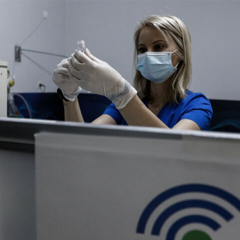 Υγειονομικός ετοιμάζει εμβόλιο για τον κορωνοϊό (ΦΩΤΟ ΑΡΧΕΙΟΥ) - Ανακοινώσεις τη Δευτέρα 20 Σεπτεμβρίου 2021 για το ποιοι κάνουν την τρίτη δόση από εμβόλιο κατά της Covid-19