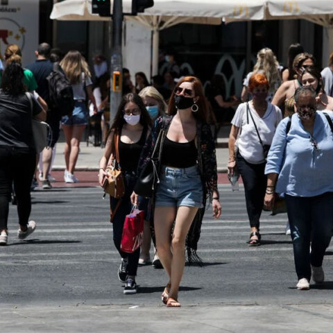 Κοπέλα με μάσκα για τον κορωνοϊό στο Σύνταγμα (ΦΩΤΟ ΑΡΧΕΙΟΥ) - 1.305 νέα κρούσματα κορωνοϊού ανακοίνωσε σήμερα Κυριακή 19 Σεπτεμβρίου 2021 ο ΕΟΔΥ