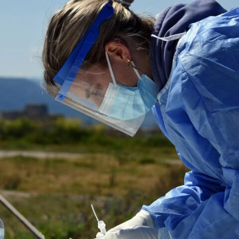 Υγειονομικός από κινητό κλιμάκιο του ΕΟΔΥ διενεργεί δωρεάν rapid test για κορωνοϊό (ΦΩΤΟ ΑΡΧΕΙΟΥ) - Σε 35 σημεία σήμερα Κυριακή 19 Σεπτεμβρίου 2021