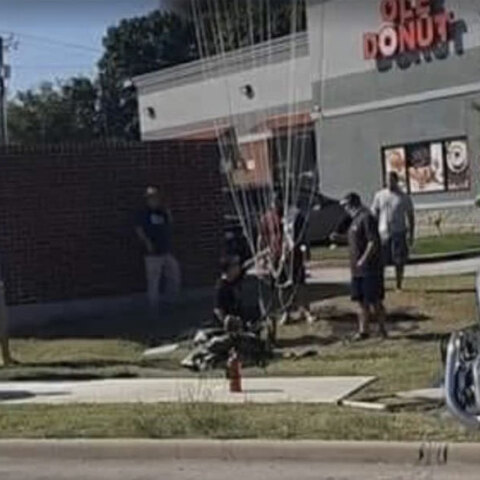 Συντριβή αεροσκάφους σε σπίτια στο Τέξας - Το αλεξίπτωτο που χρησιμοποίησε ο ένας από τους δύο πιλότους