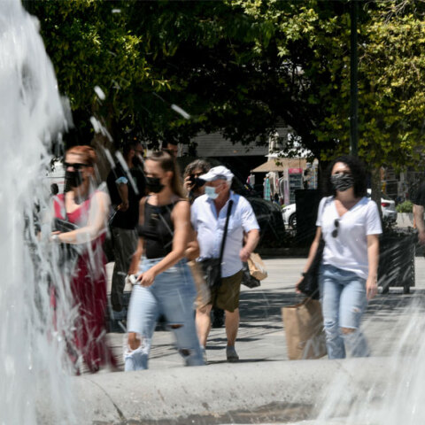 Πολίτες με μάσκα για τον κορωνοϊό στο Σύνταγμα (ΦΩΤΟ ΑΡΧΕΙΟΥ) - Έντονη ζέστη είχε ο καιρός σήμερα Κυριακή 19 Σεπτεμβρίου 2021