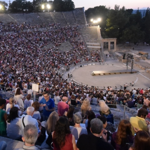 Φεστιβάλ Αθηνών Επιδαύρου //Αγαμέμνων του Αισχύλου σε Σκηνοθεσία Τσέζαρις Γκραουζίνις στο Αρχαίο Θέατρο Επιδαύρου