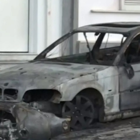 Ηλιούπολη: Εκαψαν το ΙΧ του αστυνομικού που κρατούσε αιχμάλωτη και εξέδιδε την 19χρονη 