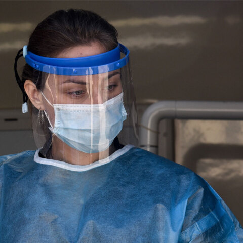 Νοσηλεύτρια με μάσκα για τον κορωνοϊό (ΦΩΤΟ ΑΡΧΕΙΟΥ) - Η πλατφόρμα των ραντεβού για την τρίτη δόση εμβολίου ανοίγει στις 30 Σεπτεμβρίου 2021 - Αφορά άτομα ηλικίας άνω των 60 ετών και υγειονομικούς