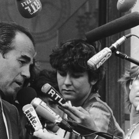 Ο Γάλλος υπουργός Δικαιοσύνης Ρόμπερτ Μπαντιντέρ συνομιλεί με δημοσιογράφους έξω από το παλάτι των Ηλυσίων, μετά την πρότασή του για κατάργηση της θανατικής ποινής