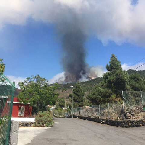 Στήλη πυκνού μαύρου καπνού και στάχτης στη νήσο Λα Πάλμα μετά την έκρηξη του ηφαιστείου στην Ισπανία