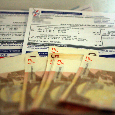 Λογαριασμοί ρεύματος (ΦΩΤΟ ΑΡΧΕΙΟΥ) - Δικαιούχοι υποβάλλουν αίτηση για το Κοινωνικό Οικιακό Τιμολόγιο, μπαίνοντας στην ιστοσελίδα της ΗΔΙΚΑ με τους κωδικούς Taxisnet